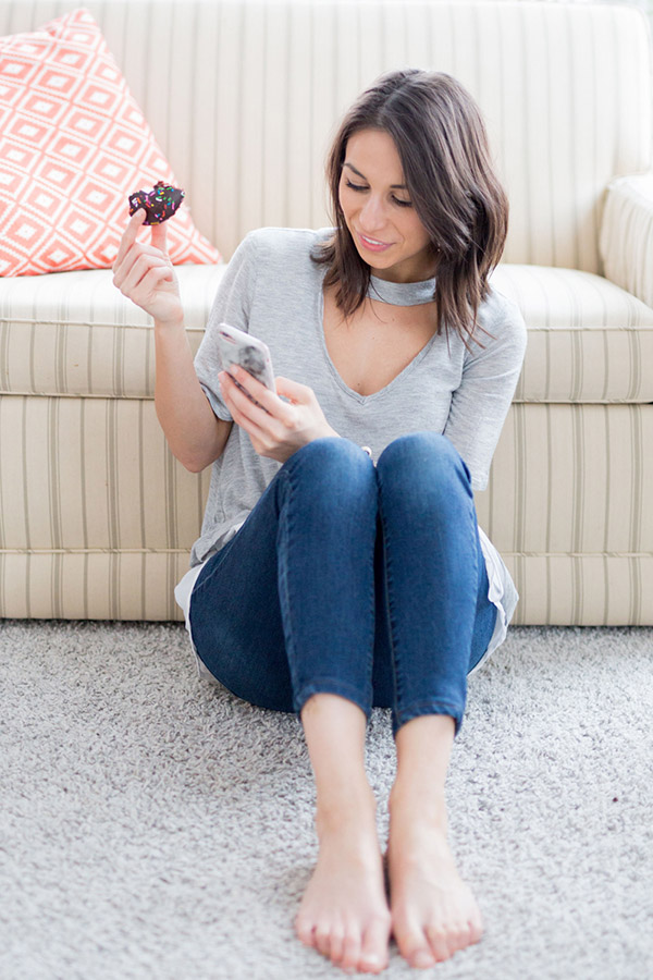 Ragazza che mangia guardando il cellulare Parlare delle proprie emozioni per diventarne consapevoli